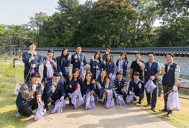 삼화페인트공업 임직원 봉사단이 ‘종묘 돌담길 플로깅 데이’ 봉사활동을 진행한 후 기념촬영을 하고 있다. 삼화페인트 제공