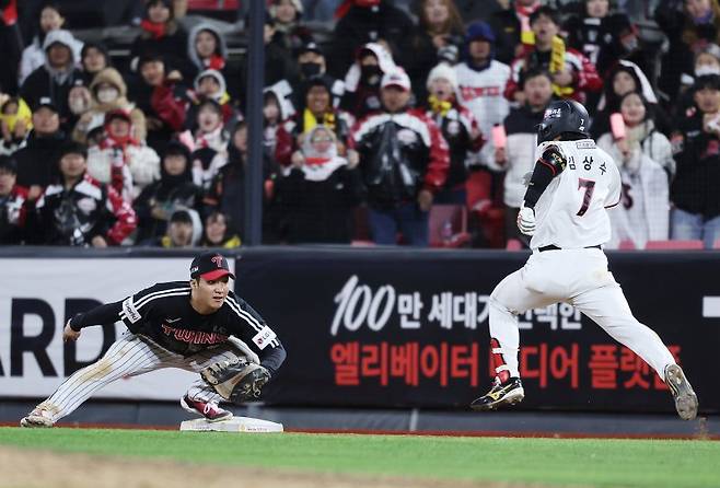 10일 오후 경기도 수원시 장안구 수원KT위즈파크에서 열린 '2023 신한은행 SOL KBO 포스트시즌' 한국시리즈 3차전 kt 위즈와 LG 트윈스의 경기 9회말 1사 만루 상황, kt 김상수가 타격 후 1루에서 터치아웃 되고 있다. 이날 경기는 LG가 8대7로 승리했다. 2023.11.10/뉴스1 /사진=뉴스1