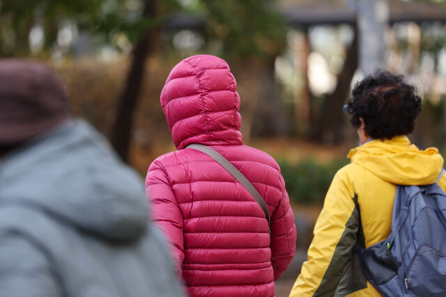 입동을 하루 앞둔 지난 7일 오전 서울 용산구 남산도서관 인근에서 두꺼운 외투를 입은 시민이 이동하고 있다. 연합뉴스