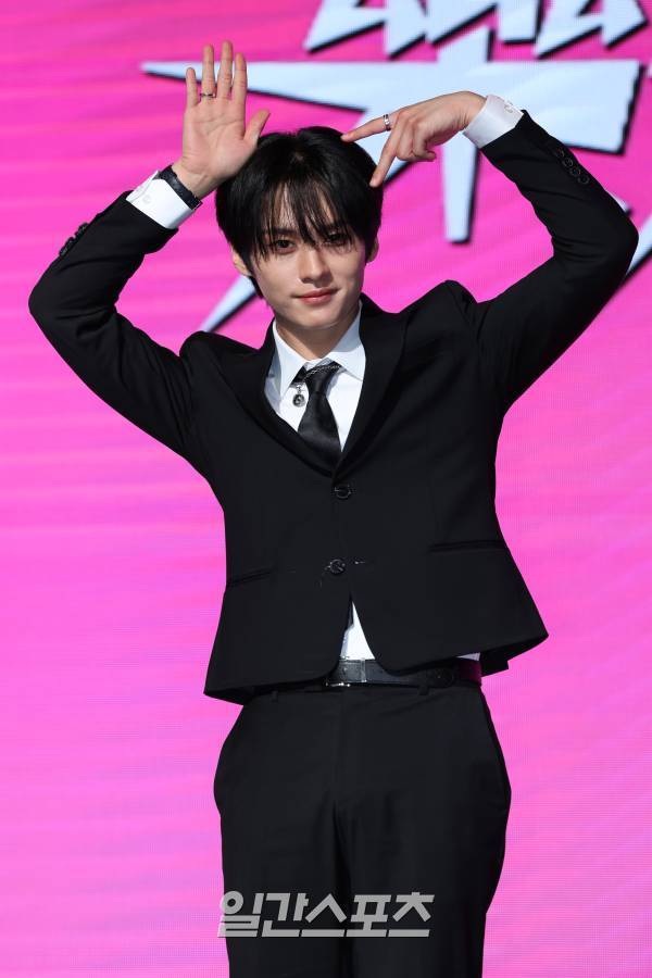 스트레이 키즈 리노가 10일 오전 서울 영등포구 콘래드 서울에서 열린 미니 앨범 '樂-STAR' 발매 기념 기자간담회에 참석해 포즈를 취하고 있다. 타이틀곡 '락(樂)'은 살면서 희로애락의 감정을 느끼게 되지만 마지막으로 선택하는 감정은 '락'이었으면 좋겠다는 의미를 담았다. 서병수 기자 qudtn@edaily.co.kr /2023.11.10/