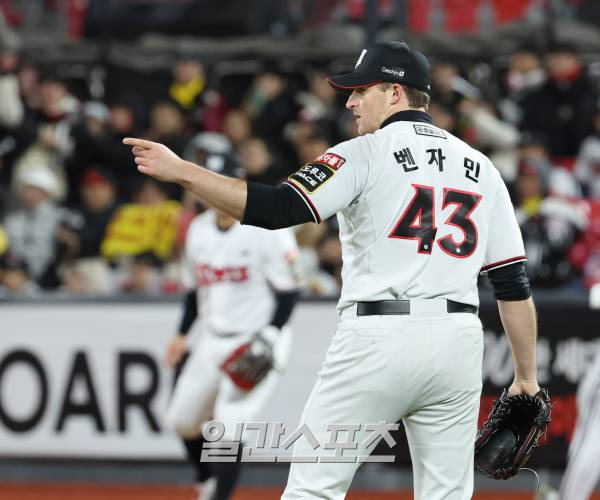 2023 KBO 프로야구 포스트시즌 kt위즈와 LG트윈스의 한국시리즈 3차전 경기가 10일 오후 경기도 수원 kt위즈파크에서 열렸다. 2회초 2사 1루 벤자민이 문성주의 땅볼 타구를 처리한 유격수 김상수를 향해 손짓하며 들어가고 있다. 수원=김민규 기자 mgkim1@edaily.co.kr /2023.11.10/