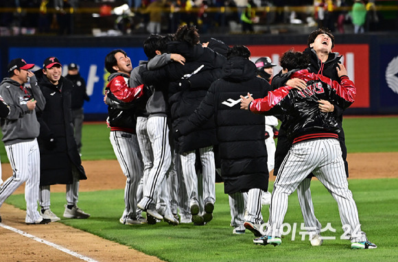 LG 트윈스는 10일 수원 KT 위즈파크에서 열린 KT 위즈와 2023 신한은행 SOL KBO 포스트시즌 한국시리즈 3차전에서 8–7로 승리를 거뒀다. 승리를 거둔 LG 선수들이 기뻐하고 있다. [사진=곽영래 기자]