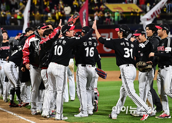 LG 트윈스는 10일 수원 KT 위즈파크에서 열린 KT 위즈와 2023 신한은행 SOL KBO 포스트시즌 한국시리즈 3차전에서 8–7로 승리를 거뒀다. 승리를 거둔 LG 선수들이 기뻐하고 있다. [사진=곽영래 기자]