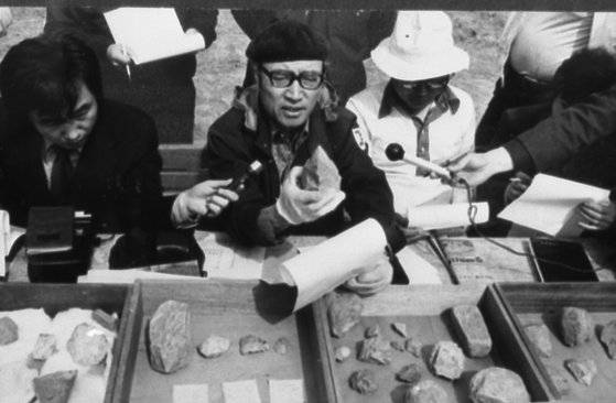 1977년 경기도 연천군 전곡리에서 출토된 구석기 시대 주먹도끼에 대해 김원룡 교수가 설명하고 있다. [사진 국립중앙박물관, 장욱진박물관, 중앙포토]
