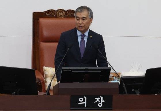 김현기 서울시의회 의장이 1일 오후 중구 서울특별시의회에서 열린 제 321회 정례회 1차 본회의에서 개회사를 하고 있다. 김 의장은 "지난해 의회는 서울형 기초학력 진단도구 개발을 위해 30억원의 예산을 편성한 바 있다"며 "올해 안에 기초학력 진단평가를 전면 시행토록 적극 추진해야 한다"고 말했다.