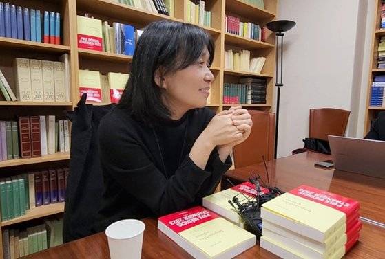 작가 한강이 9일(현지시간) 프랑스 4대 문학상 중 하나인 메디치 외국문학상을 수상한 뒤 현지 출판사에서 한국 특파원들과 인터뷰를 하고 있다. 연합뉴스