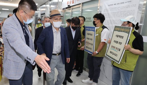 이세중, 김기혁 인제학원 이사가 지난 6월 20일 오후 서울 중구 인제대학교 서울백병원에서 서울백병원 폐원 안에 관한 이사회를 마친 뒤 병원을 나서고 있다. 연합뉴스