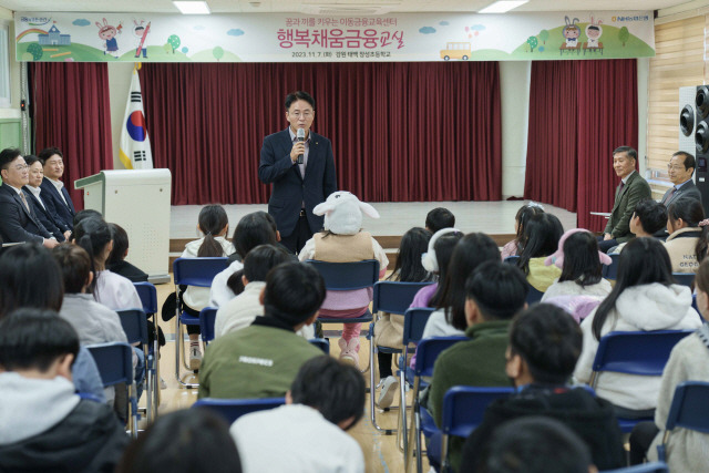 ▲ 이석용 농협은행장은 최근 태백 장성초에서 실시된 이동금융교육 일일 강사로 나서 학생들과 소통의 시간을 가졌다.