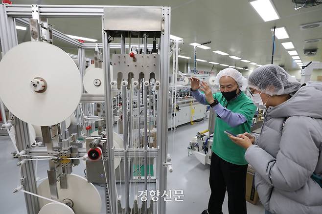 9일 경기 화성시 종이빨대 제조업체 리앤비의 공장에서 최광현 대표이사가 기자에게 빨대 생산 과정에 대해 설명하고 있다. 한수빈 기자