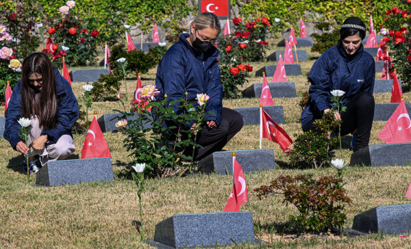 지난해 10월 24일 부산 남구 유엔기념공원에서 열린 ‘제77회 유엔의 날 기념식’에 앞서 해군작전사령부, 53사단, 공중기동정찰사령부 장병들과 UN서포터즈 유학생 및 대학생들이 상징구역에 헌화를 하고 있다. 국제신문 DB