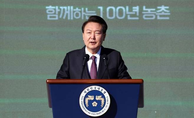 윤석열 대통령이 10일 오후 경기 수원 팔달구 서호 잔디광장에서 열린 제28회 농업인의 날 기념식에서 축사하고 있다. 연합뉴스