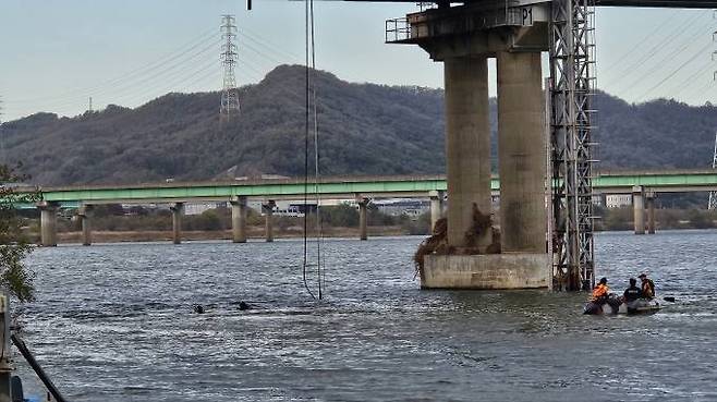 10일 오후 2시 32분께 경북 고령군 성산면 낙동강 고령교에서 1톤 화물차가 추락, 소방당국이 수색을 벌이고 있다. (경북소방본부 제공) 2023.11.10