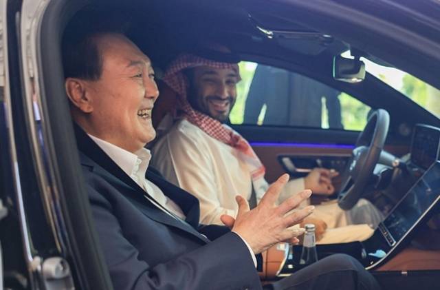 사우디아라비아를 국빈 방문한 윤석열 대통령이 지난달 24일(현지시간) 리야드 영빈관에서 모하메드 빈 살만 왕세자와 환담을 마친 뒤 미래투자 이니셔티브 포럼(FII) 행사장으로 향하는 차량에 탑승하고 있다. 연합뉴스