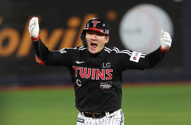 LG 오지환이 10일 경기도 수원케이티위즈파크에서 열린 2023 KBO 한국시리즈 3차전 kt wiz와 경기에서 9회초 역전 3점 홈런을 치고 기뻐하고 있다. 연합뉴스