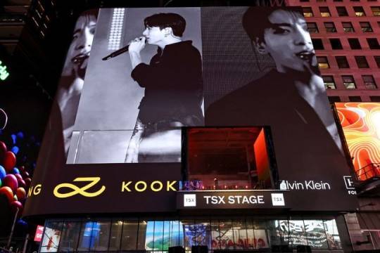 방탄소년단 정국이 10일(한국시각) 미국 뉴욕 맨해튼의 타임스스퀘어(Times Square)에 위치한 TSX 엔터테인먼트(TSX Entertainment 이하 'TSX')에서 게릴라 공연을 개최했다. /사진=빅히트 뮤직 제