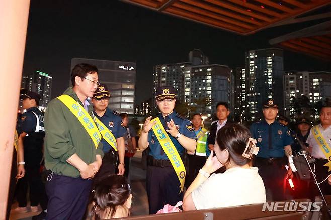 [수원=뉴시스] 양효원 기자 = 홍기현 경기남부경찰청장이 화성시 동탄 호수공원 일대를 찾아 합동순찰을 벌이고 있다. 합동순찰은 최근 잇따르는 이상동기 범죄 경각심 제고와 시민 불안감 해소를 위해 마련됐다. (사진=경기남부경찰청 제공) 2023.9.13. hyo@newsis.com  *재판매 및 DB 금지