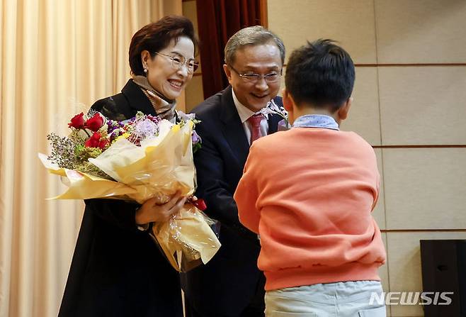 [서울=뉴시스] 정병혁 기자 = 유남석 헌법재판소장과 부인 민예홍 씨가 10일 서울 종로구 헌법재판소에서 열린 퇴임식에서 가족으로 부터 꽃다발을 받고 있다. 2023.11.10. jhope@newsis.com