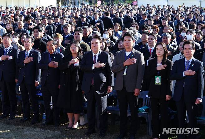 [수원=뉴시스] 전신 기자 = 윤석열 대통령이 10일 경기도 수원 서호잔디광장에서 열린 제28회 농업인의 날 기념식에서 국기에 대한 경례를 하고 있다. 2023.11.10. photo1006@newsis.com