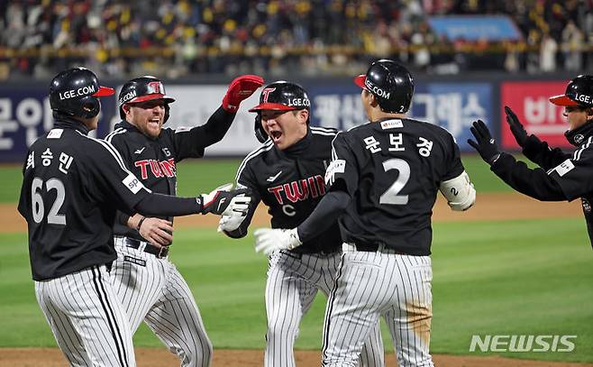 [수원=뉴시스] 김금보 기자 = 10일 오후 경기 수원시 kt위즈파크에서 열린 2023 KBO 한국시리즈 3차전 LG 트윈스와 kt 위즈의 경기, 9회초 2사 1, 2루 LG 오지환이 3점 홈런을 치고 기뻐하고 있다. 2023.11.10. kgb@newsis.com