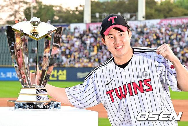 [OSEN=지형준 기자]&nbsp;LG 임찬규가 우승 트로피와 기념 촬영을 하고 있다. 2023.10.15 /jpnews@osen.co.kr