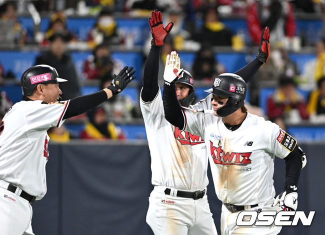 [OSEN=수원, 이대선 기자] 10일 오후 수원 KT위즈파크에서 ‘2023 신한은행 SOL KBO 포스트시즌 한국시리즈’ 3차전 KT 위즈와 LG 트윈스의 경기가 열렸다.8회말 1사 2루에서 KT 박병호가 좌월 투런 홈런을 치고 홈에서 동료들과 환호하고 있다. 2023.11.10 /sunday@osen.co.kr