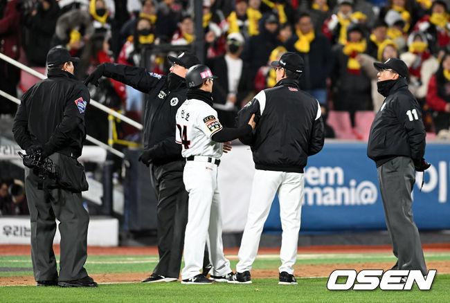 [OSEN=수원, 이대선 기자] 10일 오후 수원 KT위즈파크에서 ‘2023 신한은행 SOL KBO 포스트시즌 한국시리즈’ 3차전 KT 위즈와 LG 트윈스의 경기가 열렸다.9회말 1사에서 KT 김준태의 스윙 판정에 항의하던 이강철 감독이 퇴장 당하고 있다. 2023.11.10 /sunday@osen.co.kr