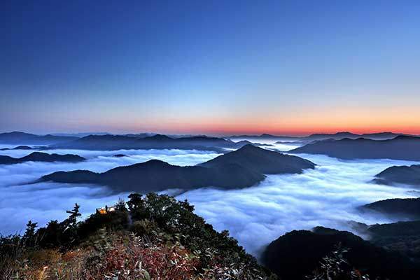 새벽에 눈을 뜨니 운해가 가득했다. 오랜만에&nbsp;보는 운해라 가슴이 두근거렸다. 바다처럼&nbsp;일렁이던 저 구름들이 아직도 선명하다.