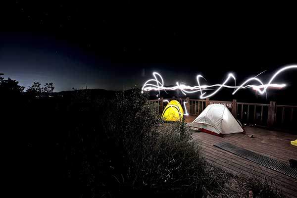 긴 밤을 달래기 위해 헤드랜턴을 사용해&nbsp;장노출 사진을 찍었다