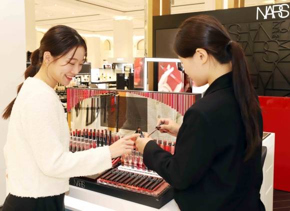 신세계백화점, 연말 홀리데이 시즌 코스메틱 페어 진행 - 신세계백화점이 오는 12일까지 연말 홀리데이 시즌을 앞두고 ‘코스메틱 페어’를 진행한다고 1일 밝혔다. 사진은 서울 서초구 신세계백화점 강남점에서 고객이 화장품을 체험하는 모습. 2023.11.1 신세계백화점 제공
