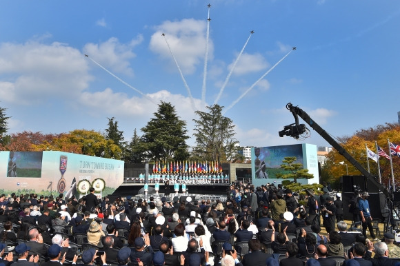 지난해 부산 유엔기념공원에서 열린 턴 투워드 부산 유엔 참전용사 국제 추모식 모습. 부산시 제공