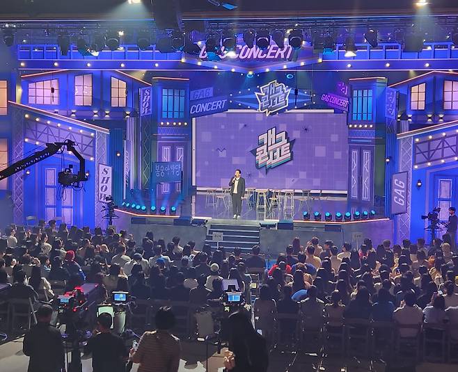 11월1일 새로운 버전 《개그콘서트》의 첫 녹화가 시작됐다. 코미디언 정범균이 본격적인 코너 진행에 앞서 방청객들에게 감사 인사를 전하고 있다. ⓒ시사저널 오종탁