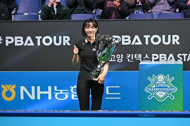 최혜미가 8일 밤 경기도 고양시 킨텍스 PBA 스타디움에서 열린 ‘NH농협카드 LPBA 챔피언십’ 결승에서 김예은을 꺾고 우승한 뒤
 트로피를 들고 포즈를 취하고 있다. 최혜미는 프로당구 최초로 ‘동호인 출신’ 우승자에 맨 먼저 이름을 올렸다. 사진제공｜PBA