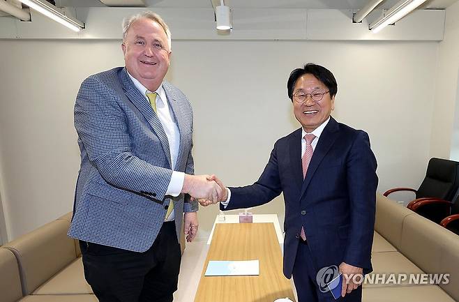 인요한 혁신위원장과 강기정 광주시장 (서울=연합뉴스) 한상균 기자 = 국민의힘 인요한 혁신위원장과 강기정 광주시장이 10일 서울 여의도 국민의힘 당사에서 만나고 있다. 2023.11.10 [공동취재] xyz@yna.co.kr