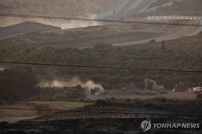 9일(현지시간) 팔레스타인 가자지구 국경에서 병력 전개하는 이스라엘군 [로이터=연합뉴스]