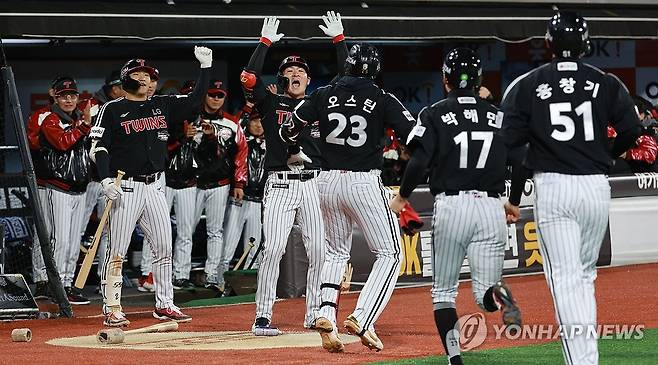 세쌍둥이 집으로 왔어요 (수원=연합뉴스) 한종찬 기자 = 10일 경기도 수원케이티위즈파크에서 열린 2023 KBO 한국시리즈 3차전 kt wiz와 LG 트윈스의 경기. 3회초 2사 2, 3루에서 LG 오스틴이 3점 홈런을 치고 홈인한 뒤 더그아웃으로 향하고 있다. 2023.11.10 saba@yna.co.kr