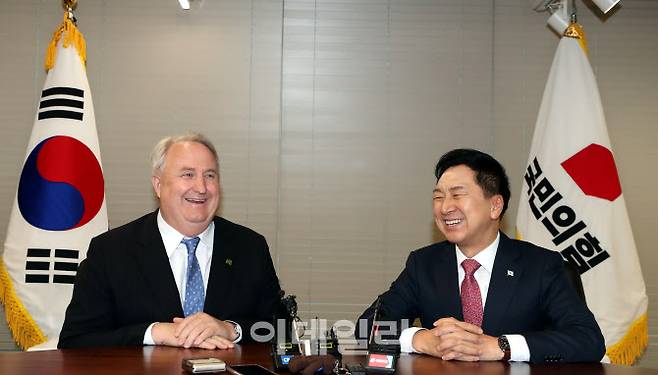 김기현(오른쪽) 국민의힘 대표와 인요한 혁신위원장이 지난달 23일 오후 서울 여의도 국민의힘 중앙당사에서 면담을 나누며 미소를 보이고 있다. (사진=이데일리 노진환 기자)