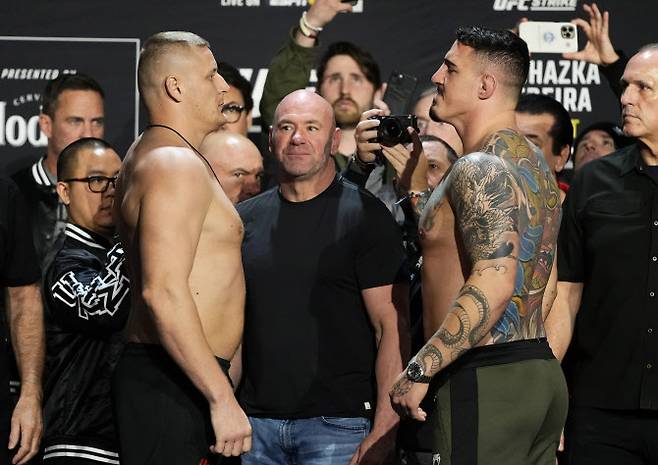 UFC 헤비급 잠정 챔피언결정전에 나서는 세르게이 파블로비치(왼쪽)와 톰 아스피날이 계체를 마친 뒤 서로 신경전을 벌이고 있다. 사진=UFC