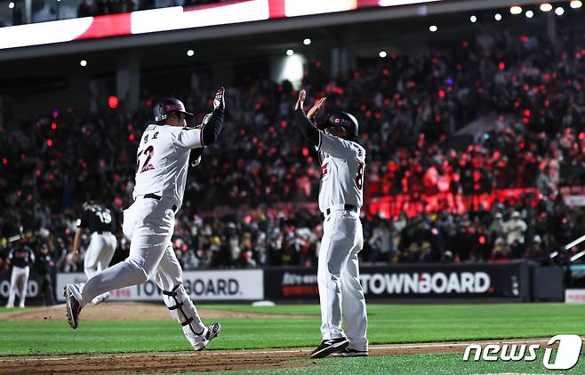 10일 오후 경기도 수원시 장안구 수원KT위즈파크에서 열린 '2023 신한은행 SOL KBO 포스트시즌' 한국시리즈 3차전 kt 위즈와 LG 트윈스의 경기 8회말 1사 2루 상황, kt 박병호가 투런포를 친 후 그라운드를 돌고 있다. 2023.11.10/뉴스1 ⓒ News1 이재명 기자