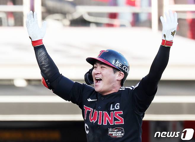 11일 오후 경기도 수원시 장안구 수원KT위즈파크에서 열린 '2023 신한은행 SOL KBO 포스트시즌' 한국시리즈 4차전 kt 위즈와 LG 트윈스의 경기 7회초 1사 1,3루 상황, LG 오지환이 스리런포를 친 후 환호하고 있다. 2023.11.11/뉴스1 ⓒ News1 이재명 기자