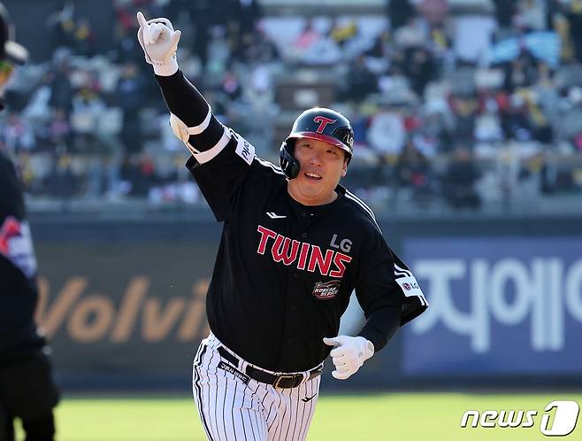 11일 오후 경기도 수원시 장안구 수원KT위즈파크에서 열린 '2023 신한은행 SOL KBO 포스트시즌' 한국시리즈 4차전 kt 위즈와 LG 트윈스의 경기, LG 김현수가 1회초 1사 1루에서 투런홈런을 친 뒤 세리머니를 하며 홈으로 향하고 있다. 2023.11.11/뉴스1 ⓒ News1 김진환 기자