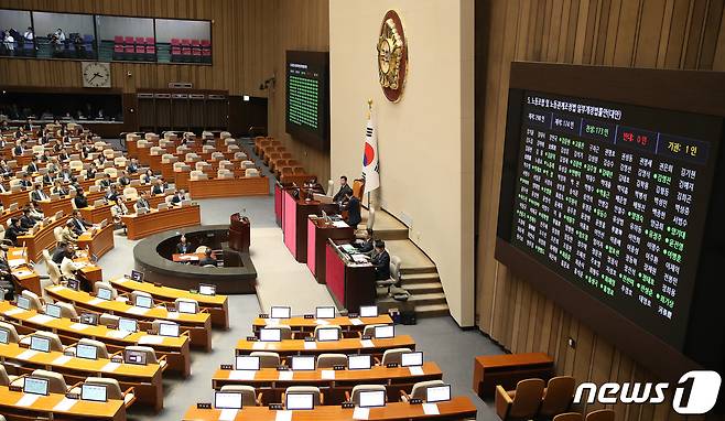 9일 오후 서울 여의도 국회에서 열린 제410회 국회(정기회) 제11차 본회의에서 노동조합 및 노동관계조정법 일부개정법률안(대안) 일명 노란봉투법이 재적 298, 재석 174인, 찬성 173인, 반대 0인, 기권 1인으로 가결되고 있다. 2023.11.9/뉴스1 ⓒ News1 임세영 기자