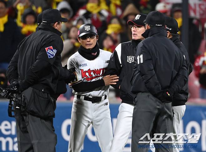 10일 수원 케이티위즈파크에서 열린 한국시리즈 3차전 KT와 LG의 경기, 9회말 KT 이강철 감독이 퇴장을 당하고 있다. 수원=허상욱 기자wook@sportschosun.com/2023.11.10/