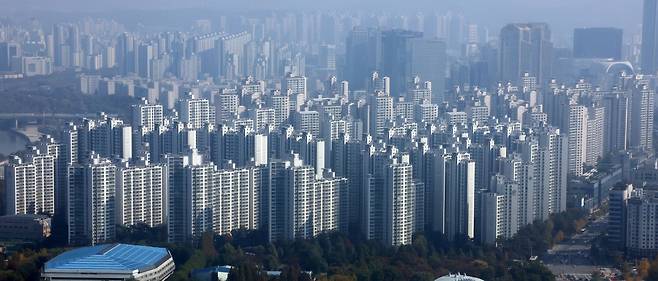 서울 강남구 무역센터에서 바라본 서울 송파구의 아파트 단지들./뉴스1