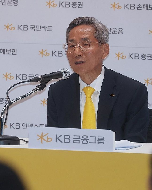 윤종규 KB금융지주 회장이 지난 9월 25일 서울 여의도 국민은행 신관에서 열린 KB 금융 CEO 기자간담회에서 질문에 답하고 있다. ⓒ연합뉴스