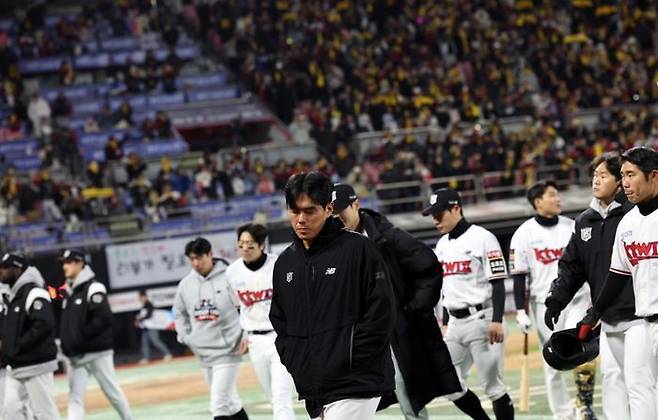 11일 오후 kt위즈파크에서 열린 2023 KBO 한국시리즈 4차전 LG 트윈스와 kt 위즈의 경기서 kt 선수들이 4-15로 패배하고 아쉬워하고 있다. ⓒ 뉴시스