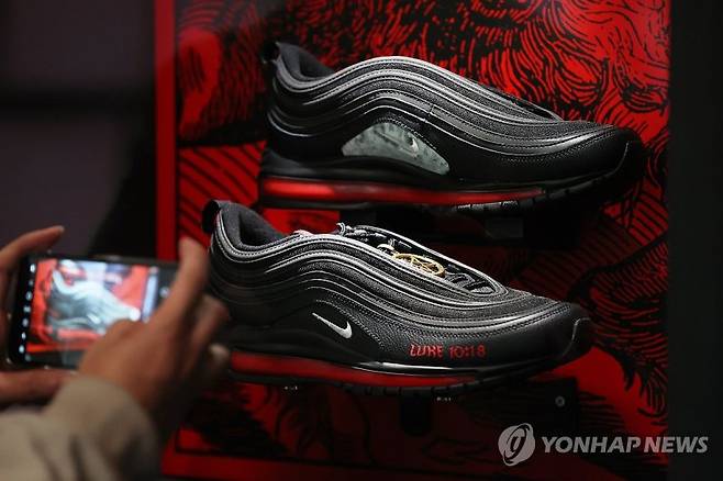 콜렉티브 미스치프(MSCHF) 전시 'MSCHF: NOTHING IS SACRED'에서 선보인 '사탄 슈즈' 작품. 사진=연합뉴스