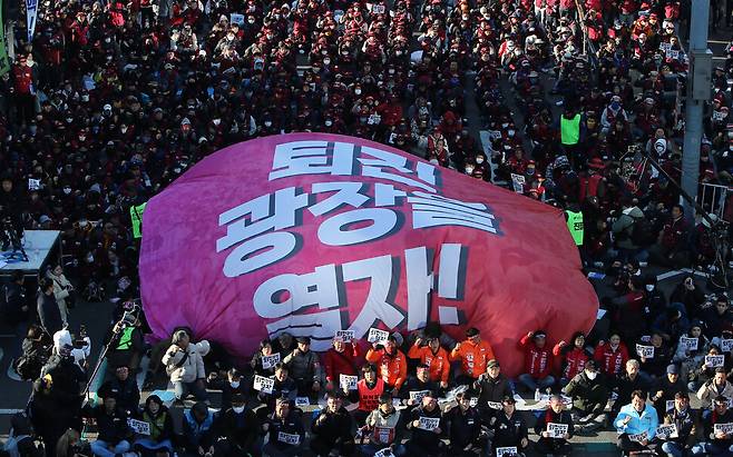 민주노총 조합원들이 11일 서울 서대문역 부근에서 열린 인근에서 열린 전태일 열사 정신 계승 2023 전국노동자대회에서 상징의식을 하고 있다. 공동취재사진