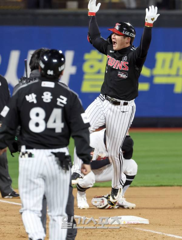 LG 트윈스와 kt위즈의 2023 KBO 한국시리즈 3차전 경기가 10일 오후 수원 KT위즈파크에서 열렸다. LG 오지환이 9회 kt 마무리 김재윤을 상대로 역전 우월 3점 홈런을 날리고 그라운드를 돌고있다. 수원=정시종 기자 capa@edaily.co.kr /2023.11.10.