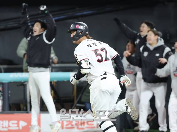 2023 KBO 프로야구 포스트시즌 kt위즈와 LG트윈스의 한국시리즈 3차전 경기가 10일 오후 경기도 수원 kt위즈파크에서 열렸다. 8회말 1사 2루 박병호가 역전 투런홈런을 치고 1루로 달려나가고 있다. 수원=김민규 기자 mgkim1@edaily.co.kr /2023.11.10/