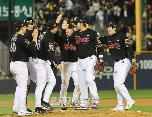 2023 KBO 프로야구 포스트시즌 LG트윈스와 kt위즈의 한국시리즈 1차전 경기가 7일 오후 서울 잠실야구장에서 열렸다. 3대 2로 1차전을 승리한 kt선수들이 경기 후 자축하고 있다. 잠실=김민규 기자 mgkim1@edaily.co.kr /2023.11.07/